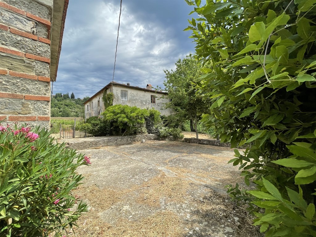 PRESSI PONTASSIEVE VENDESI CASALE CON TERRENO