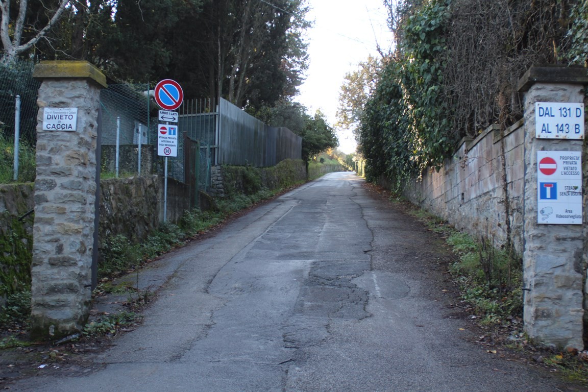 VENDESI VIA CHIANTIGIANA TERRATETTO DI 6 VANI DI MQ 146