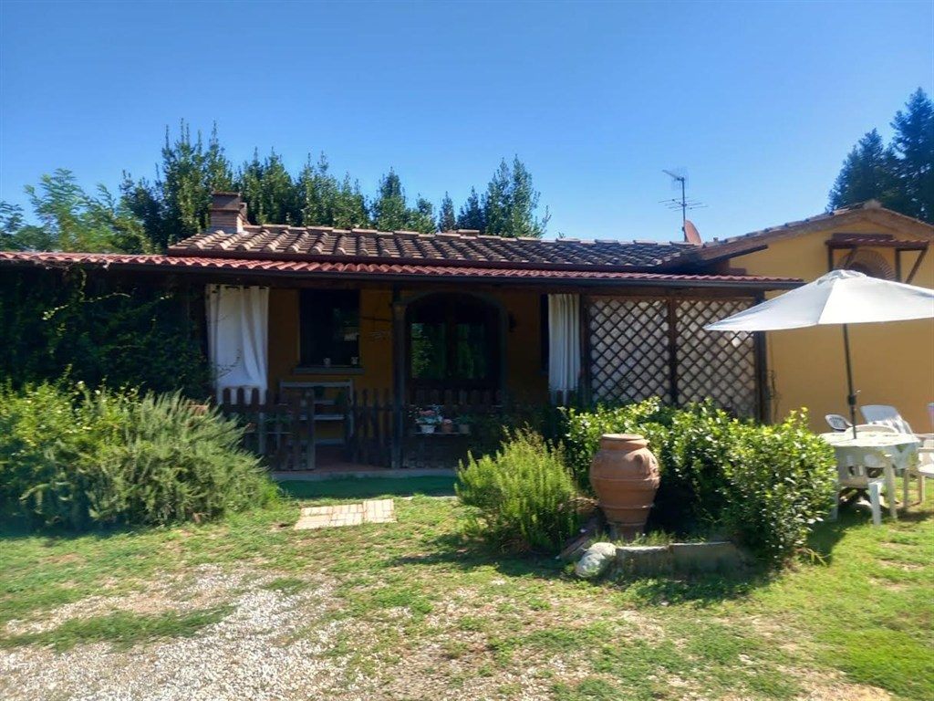 VENDESI VILLETTA INDIPENDENTE CON 2400 MQ DI TERRENO CIRCOSTANTI RECINTATO CON ENTRATA CANCELLO ELETTRICO.