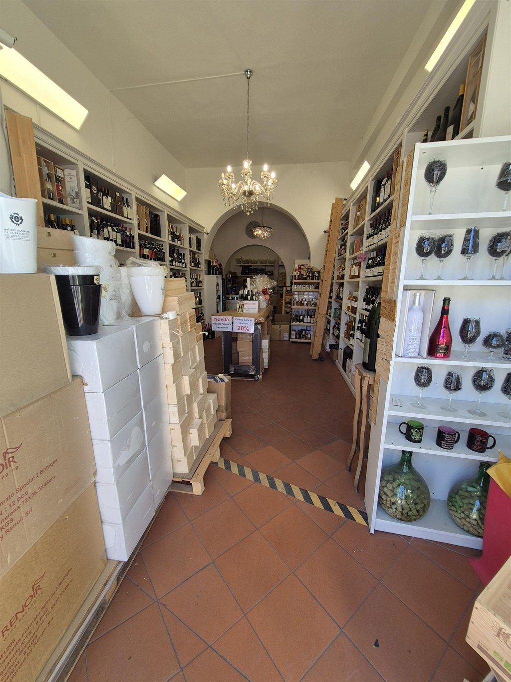 VENDESI LICENZA ALIMENTARE ,  ENOTECA E ALTRO.