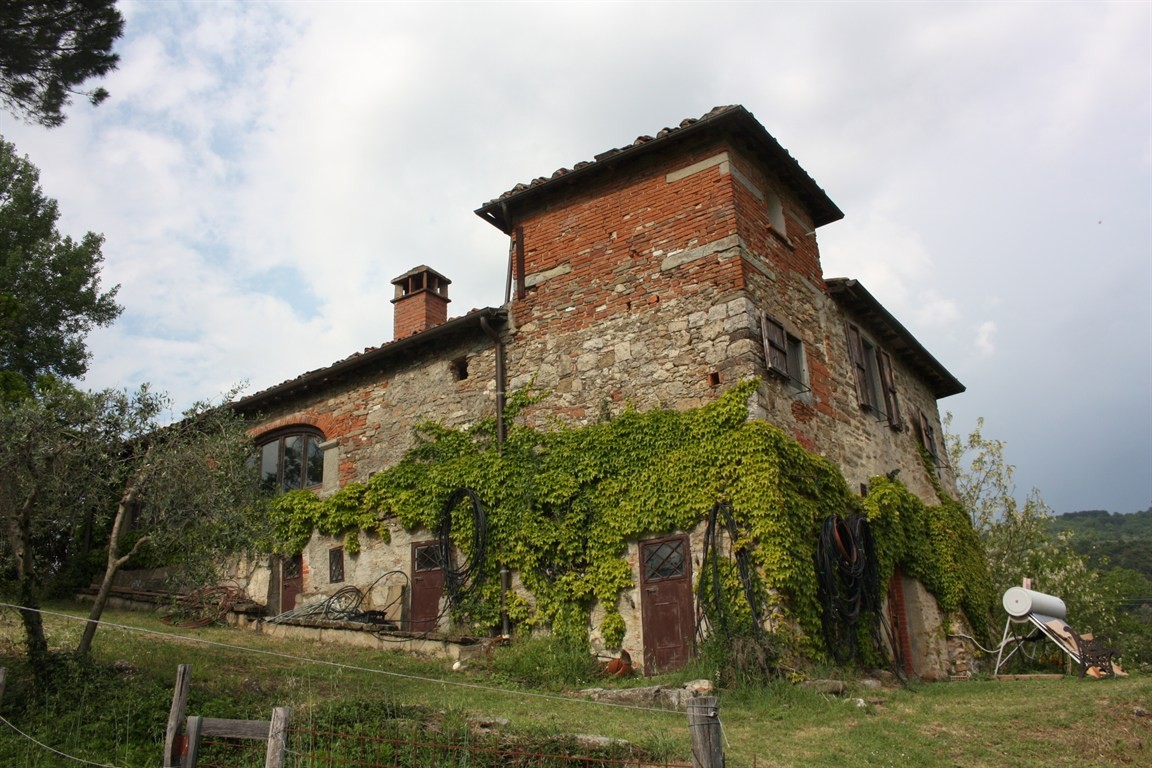 PRESSI PELAGO VENDESI CASA RURALE DI 267 MQ CON 7 ETTARI DI TERRENO