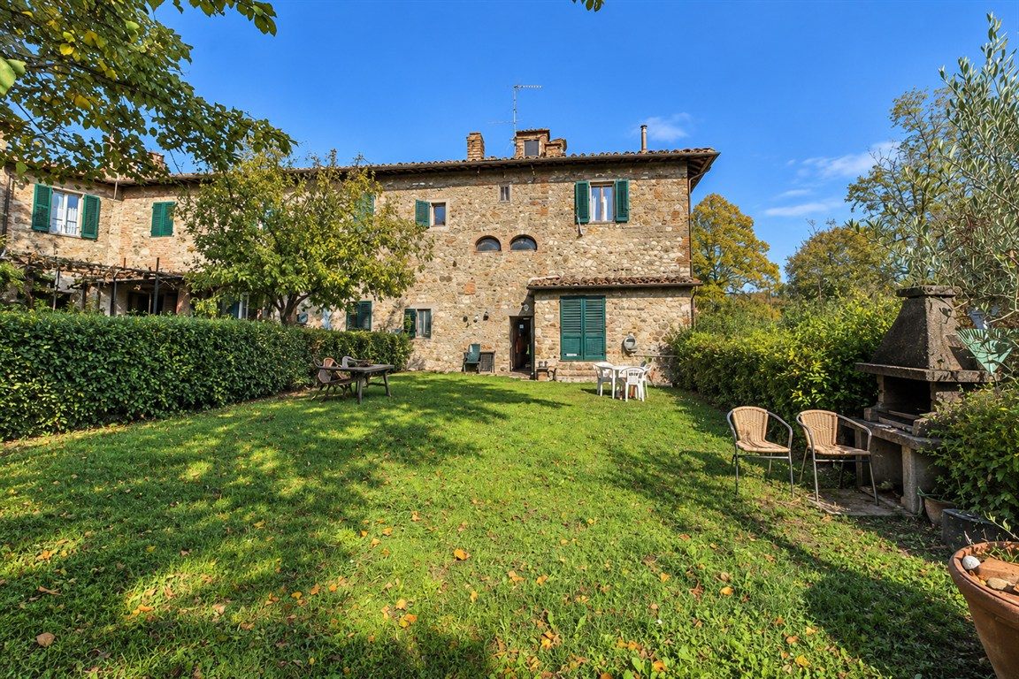 PORZIONE COLONICA GREVE IN CHIANTI CON AMPIO GIARDINO A COMUNE PER TRE UNITA'