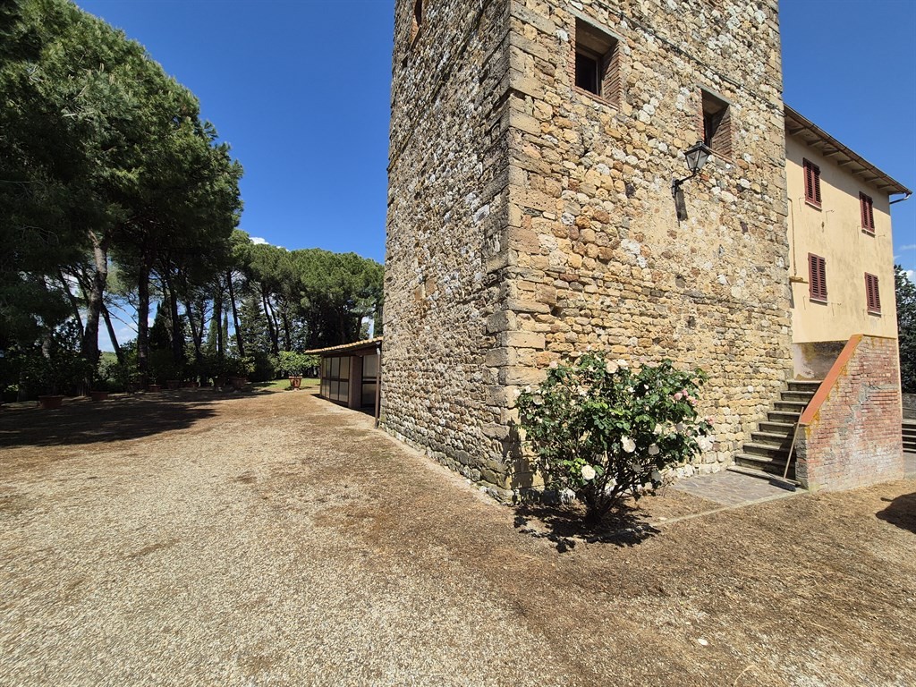 VENDESI AZIENDA AGRICOLA CON 1600 MQ DI IMMOBILI CON TORRE, ZONA SANT'ANDREA A GAVIGNALLA  GAMBASSI TERME (FI)