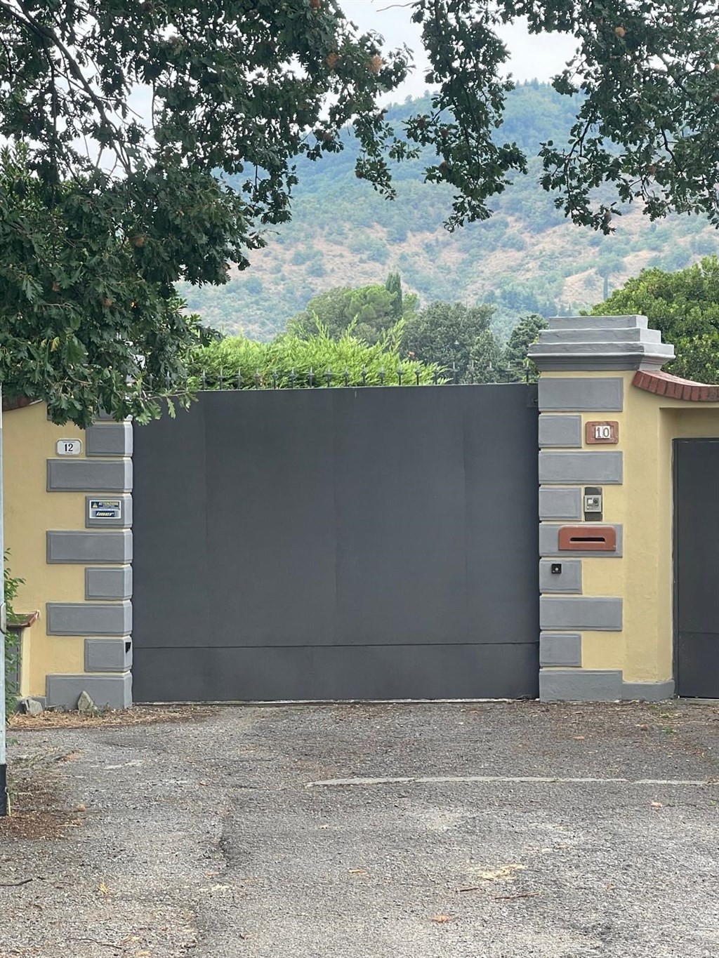 VENDESI VILLA CON GIARDINO A POCHI MINUTI DA RUFINA